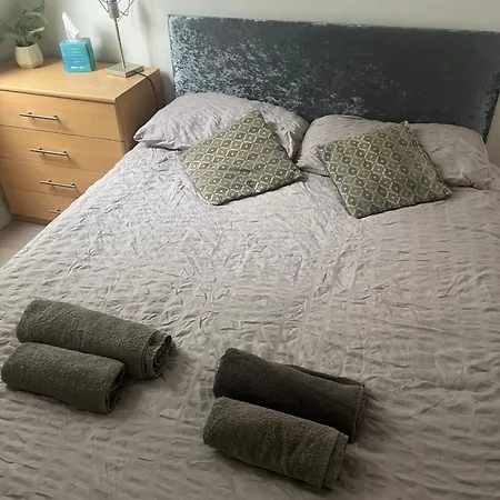 Redecorated Double Room With Shared Bathroom -Rm3